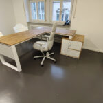 Białe biurko narożne z kontenerkiem do gabinetu medycznego w Stuttgartcie