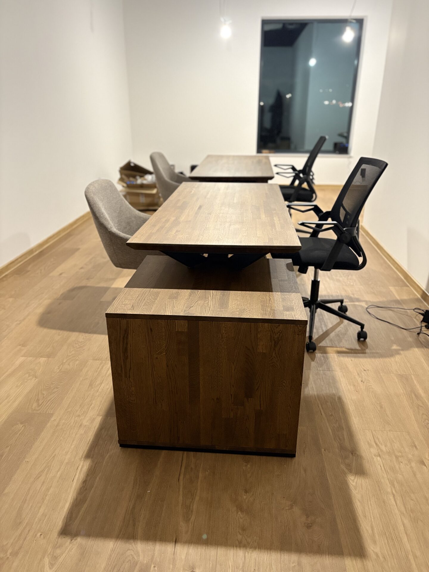 Biurka gabinetowe dla JK Design Studio Projektowe w Nowym Sączu