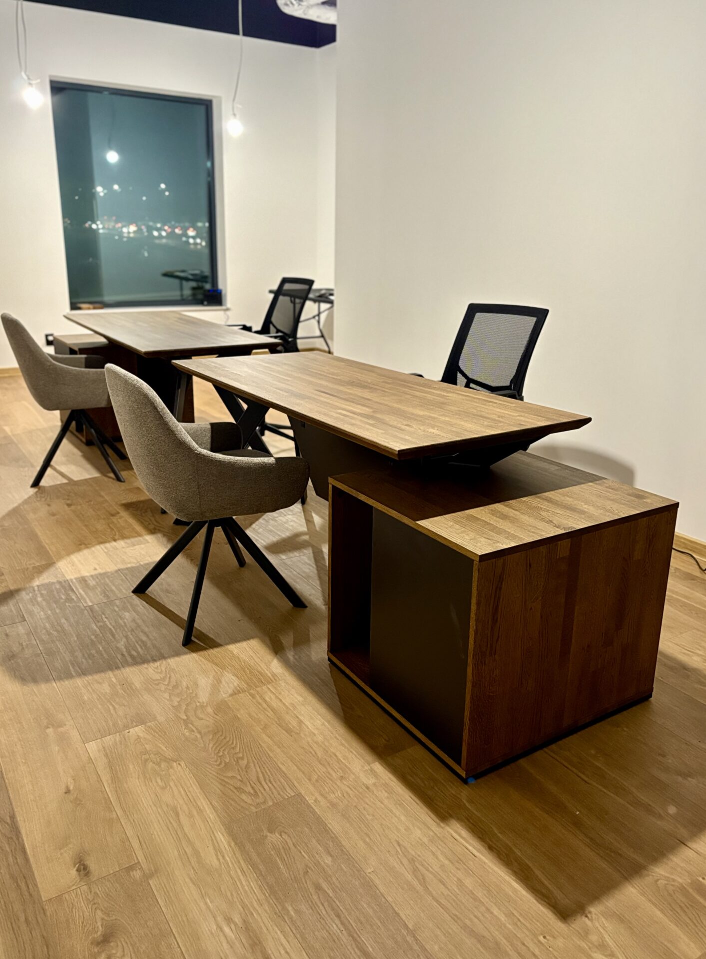 Biurka gabinetowe dla JK Design Studio Projektowe w Nowym Sączu