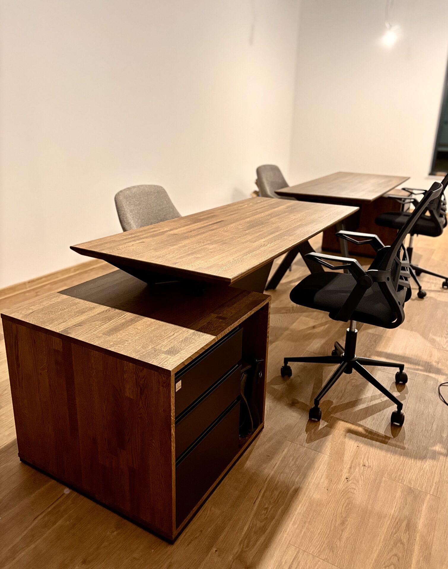 Biurka gabinetowe dla JK Design Studio Projektowe w Nowym Sączu