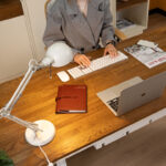 Biurko do pracy biurowej z drewnianym blatem