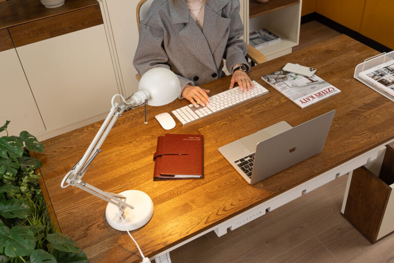 Biurko do pracy biurowej z drewnianym blatem