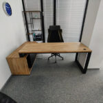 Biurko narożne z dużym kontenerem do biura firmy z branży nieruchomości w Warszawie