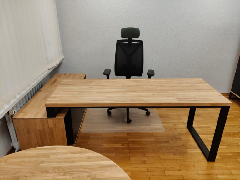 Biurko narożne z dużym kontenerkiem dla Regionalnej Dyrekcji Lasów Państwowych w Zielonej Górze