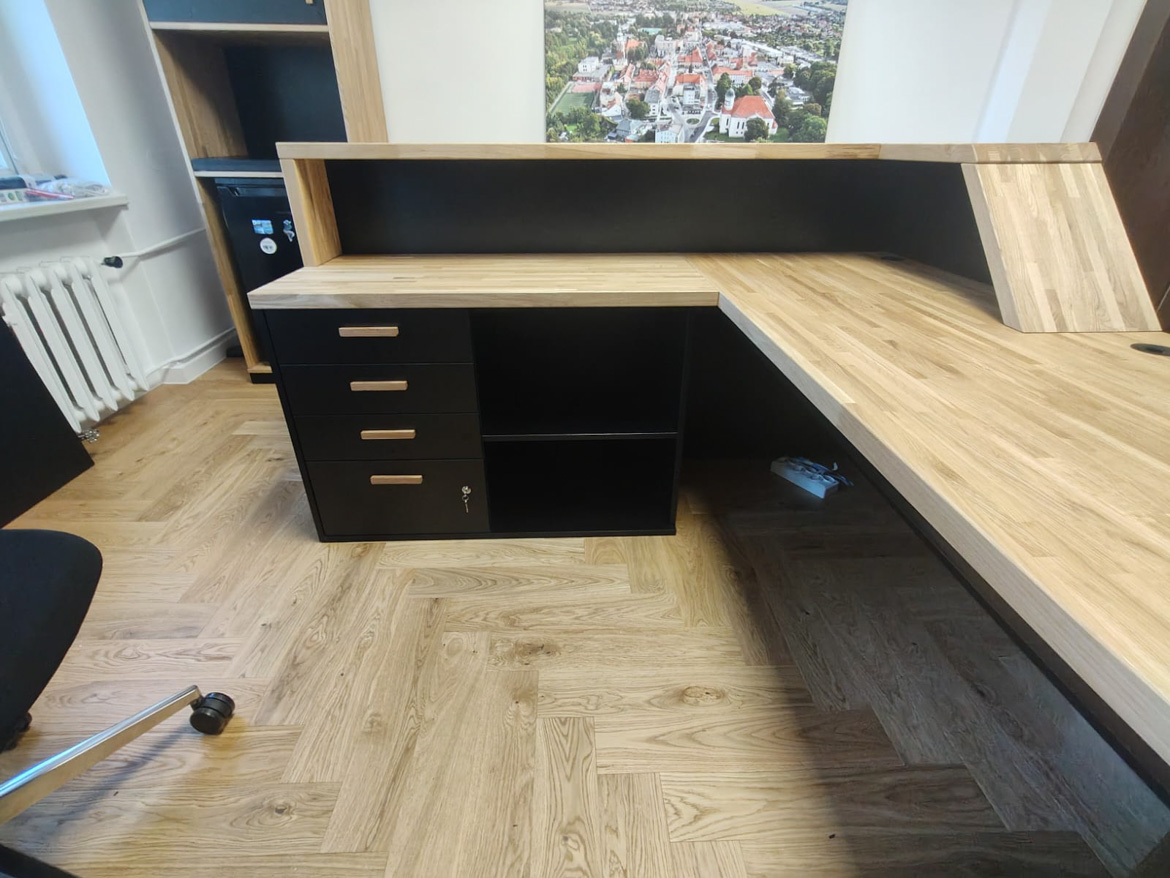 Lada recepcyjna z kontenerkiem do siedziby Urzędu Miasta i Gminy Syców