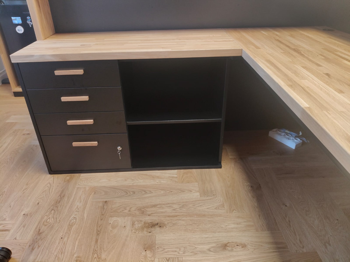 Lada recepcyjna z kontenerkiem do siedziby Urzędu Miasta i Gminy Syców