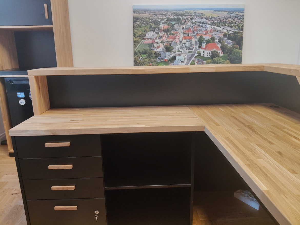 Lada recepcyjna z kontenerkiem do siedziby Urzędu Miasta i Gminy Syców