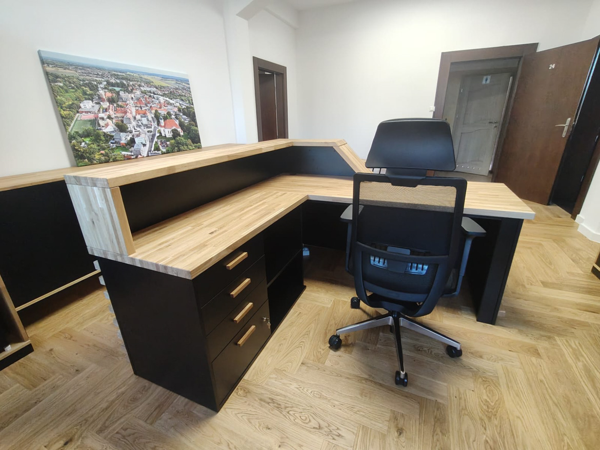 Lada recepcyjna z kontenerkiem do siedziby Urzędu Miasta i Gminy Syców