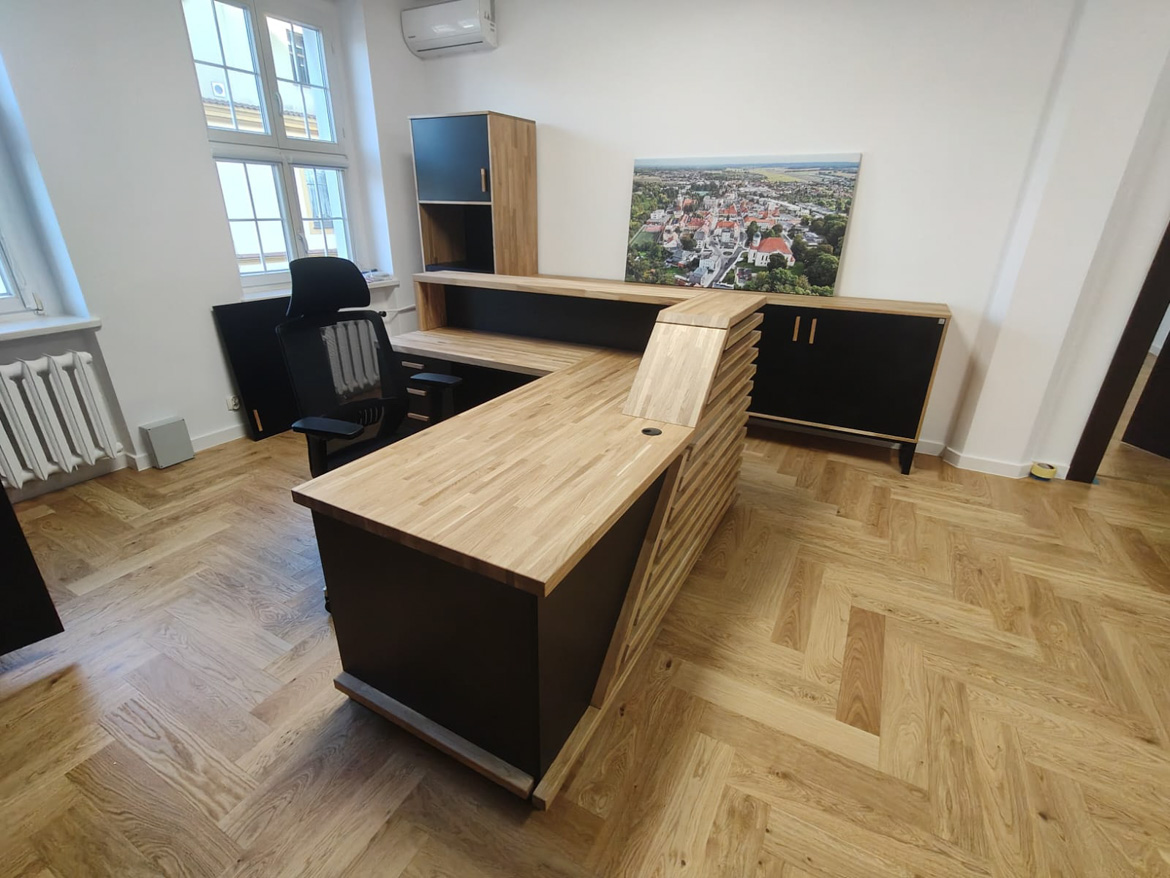 Lada recepcyjna z kontenerkiem do siedziby Urzędu Miasta i Gminy Syców