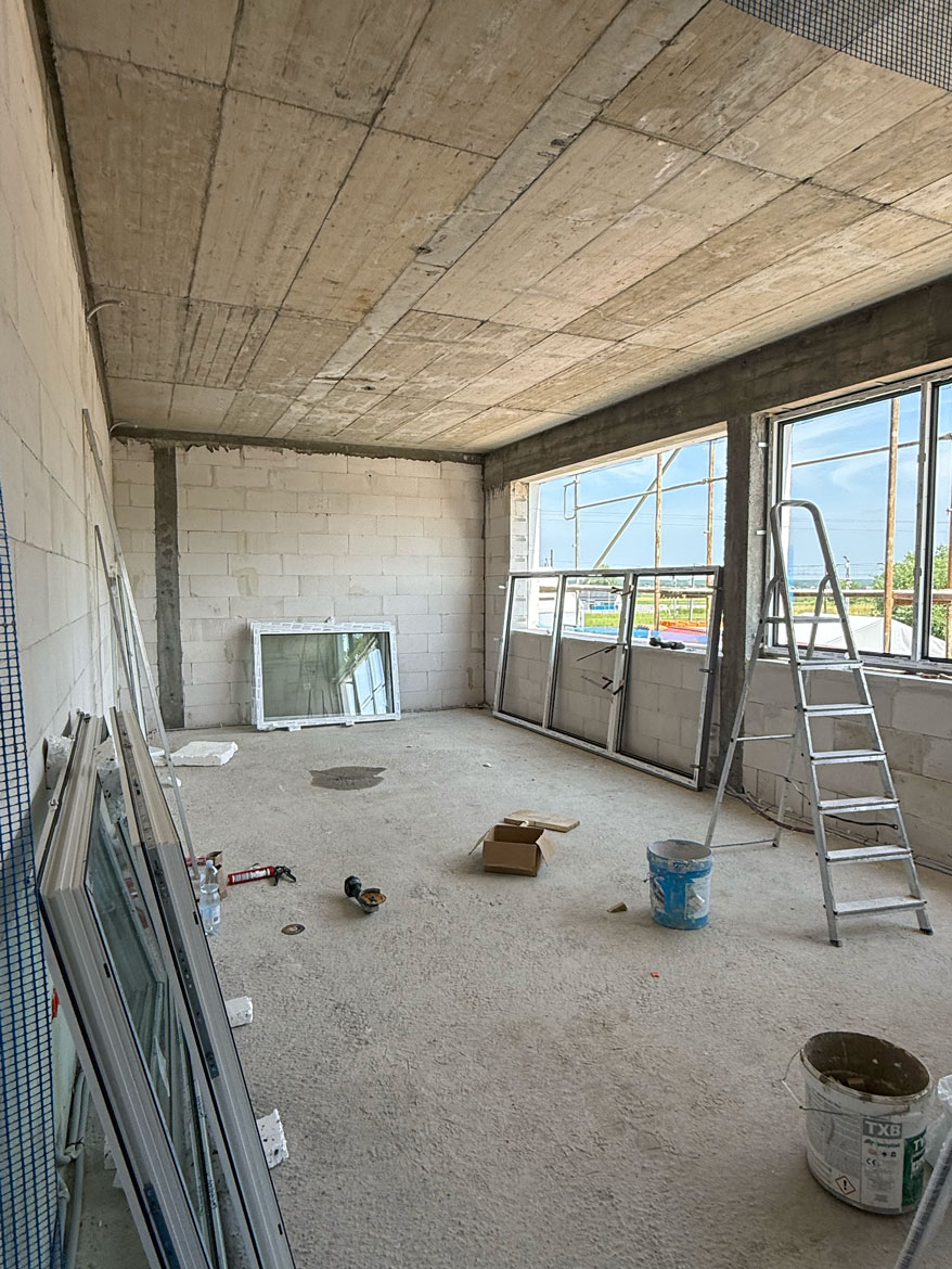 nowy budynek wnętrze w stanie surowym