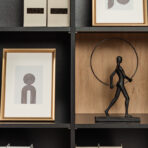 regał czarny z elementami drewnopodobnymi