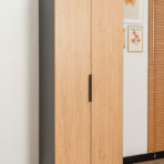 szafa biurowa w kolorze drewna