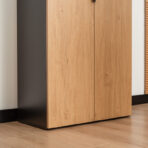 szafa biurowa z metalowym uchwytem