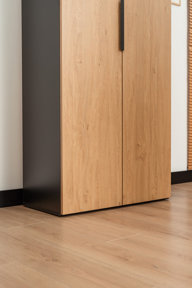 szafa-biurowa-z-metalowym-uchwytem szafa biurowa z metalowym uchwytem