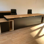 Trzymetrowe biurko dwustanowiskowe z kontenerkami dla firmy Köhnen-Kaffeesysteme z Essen w Niemczech