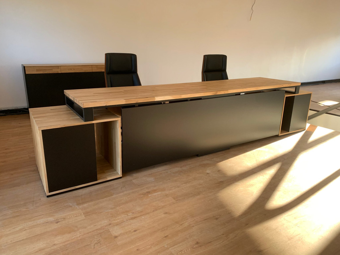 Trzymetrowe biurko dwustanowiskowe z kontenerkami dla firmy Köhnen-Kaffeesysteme z Essen w Niemczech