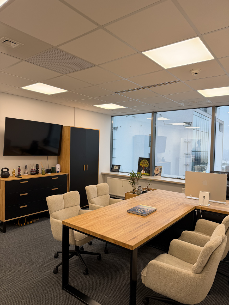 Wyposażenie gabinetu zarządu i strefy spotkań dla Smart InTech sp. z o.o. w Warszawie