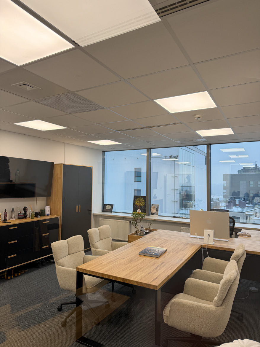 Wyposażenie gabinetu zarządu i strefy spotkań dla Smart InTech sp. z o.o. w Warszawie