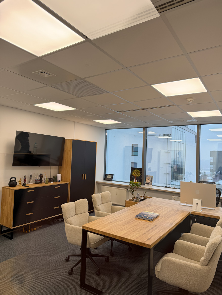 Wyposażenie gabinetu zarządu i strefy spotkań dla Smart InTech sp. z o.o. w Warszawie