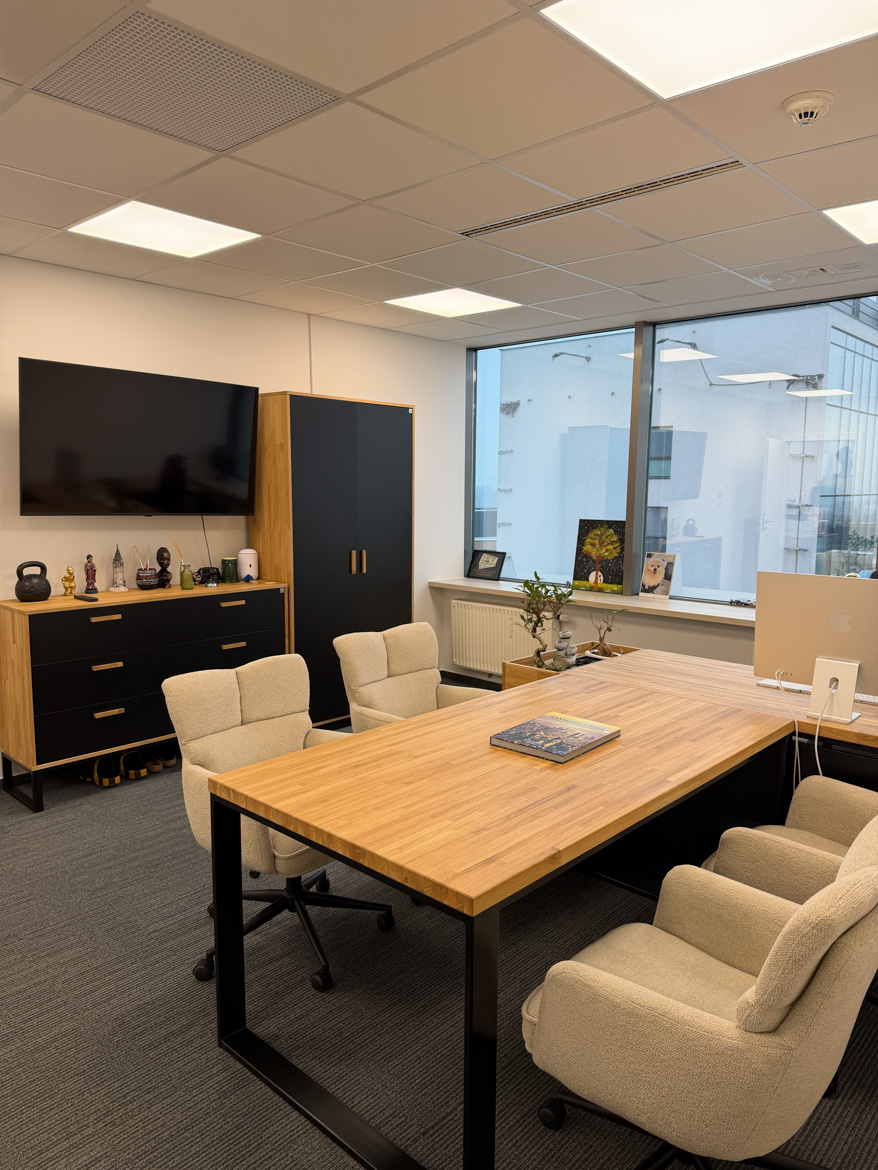 Wyposażenie gabinetu zarządu i strefy spotkań dla Smart InTech sp. z o.o. w Warszawie