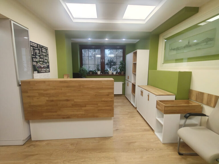 Wyposażenie strefy wejścia i recepcji dla nadleśnictwa we Włocławku