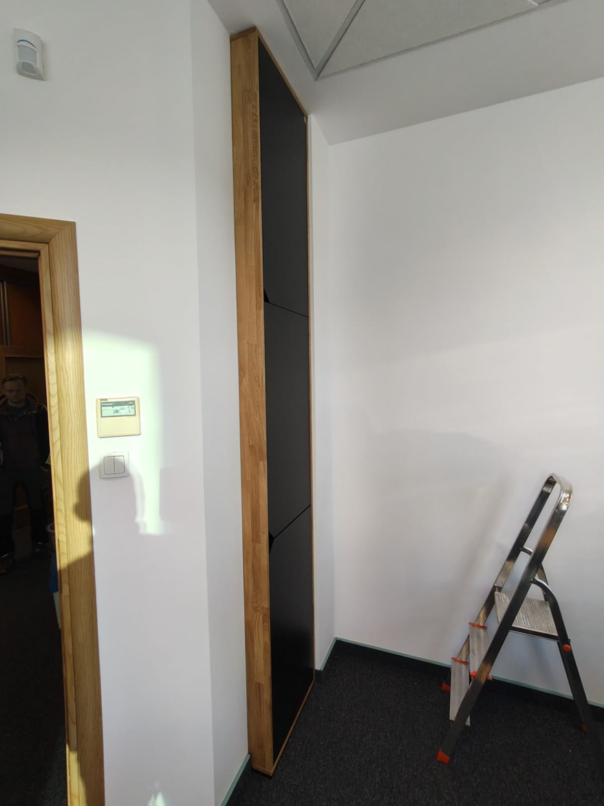 Zabudowa sejfu na wymiar dla firmy Info Ekspert w Warszawie