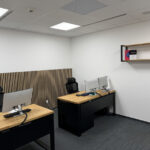 Biurka z kontenerkami i półką ścienna do biura Smart InTech Sp. z o.o.