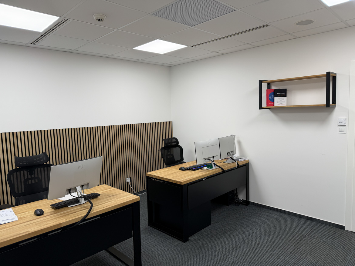 Biurka z kontenerkami i półką ścienna do biura Smart InTech Sp. z o.o.