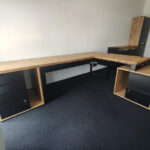 Biurko narożne z dwoma kontenerkami dla firmy Boneselect Sp. z o.o. z Brzezińskich Holendrów