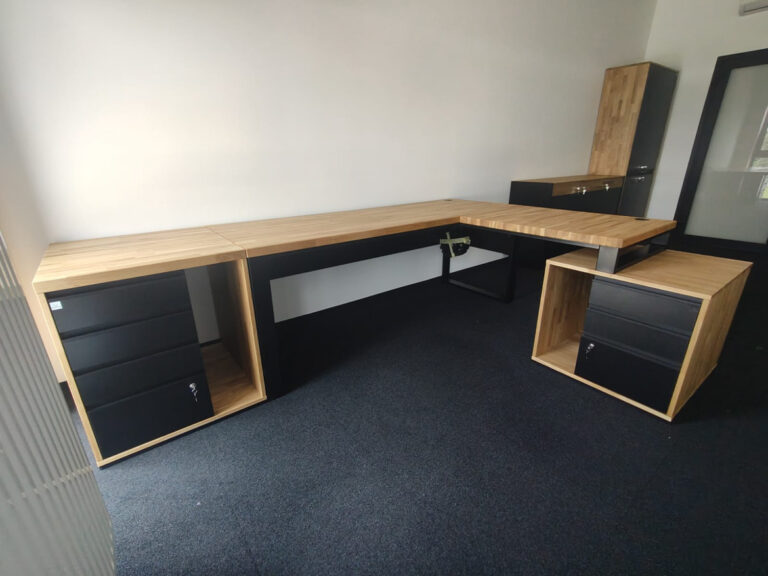 Biurko narożne z dwoma kontenerkami dla firmy Boneselect Sp. z o.o. z Brzezińskich Holendrów