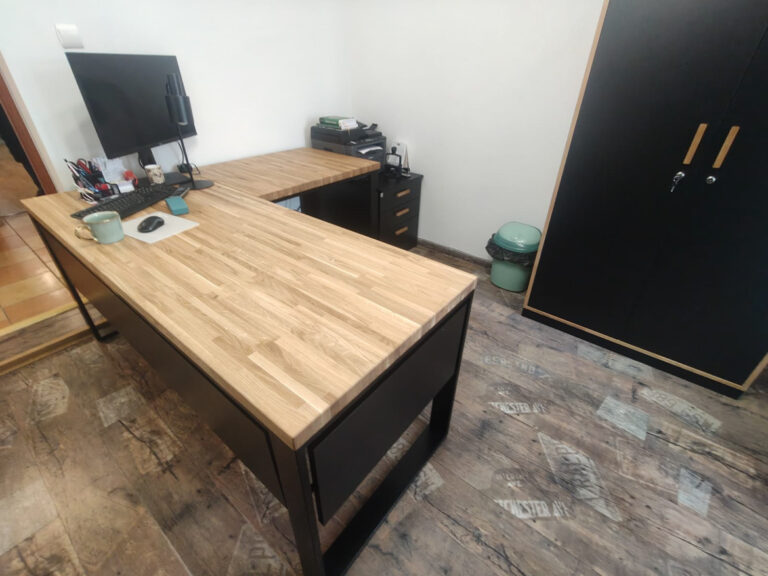 Biurko narożne z kontenerkiem i szafy biurowe dla Ośrodka Pomocy Społecznej w Górzycy