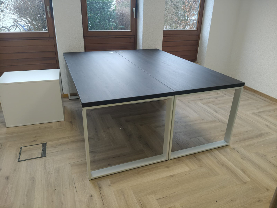 Hebanowe biurka z kontenerkami dla biura nieruchomości w Bad Waldsee (Niemcy)