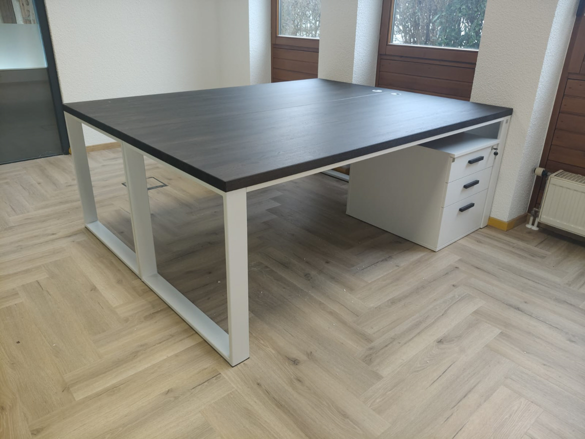 Hebanowe biurka z kontenerkami dla biura nieruchomości w Bad Waldsee (Niemcy)