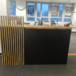 Lada recepcyjna z lamelami dla Ainex Fit & Gesund w Berlinie