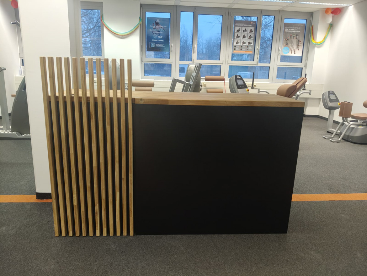 Lada recepcyjna z lamelami dla Ainex Fit & Gesund w Berlinie