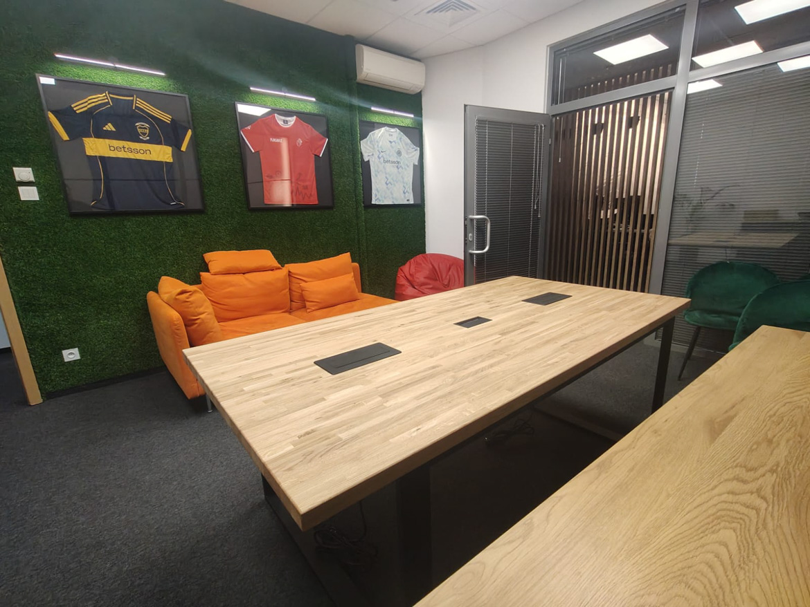 Stoły konferencyjne z akcesoriami w blacie dla firmy z branży IT w Warszawie