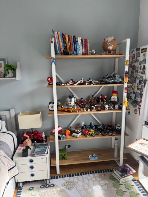 Biały regał do pokoju dziecka w Warszawie