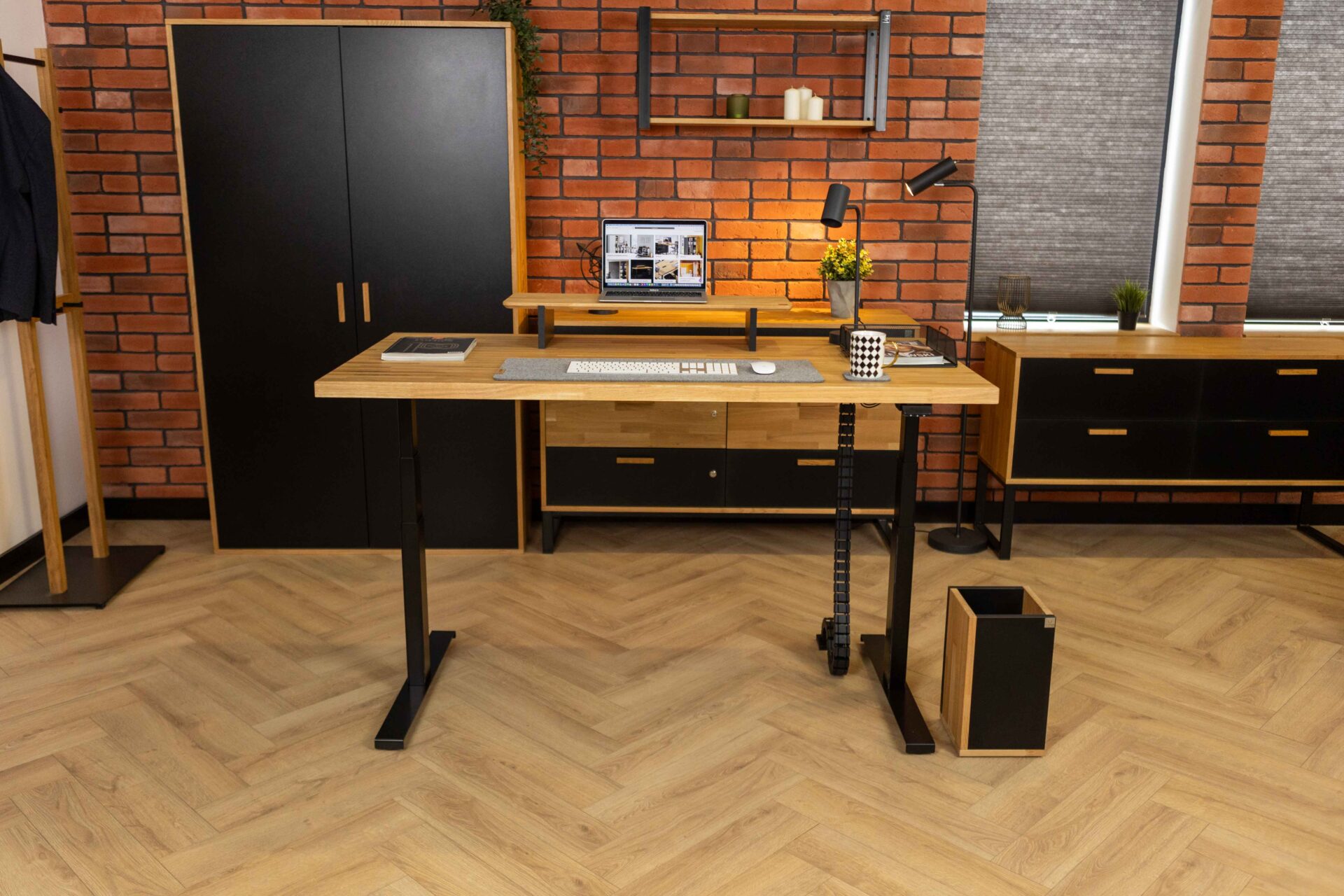 Biurko do pracy stojąco-siedzącej