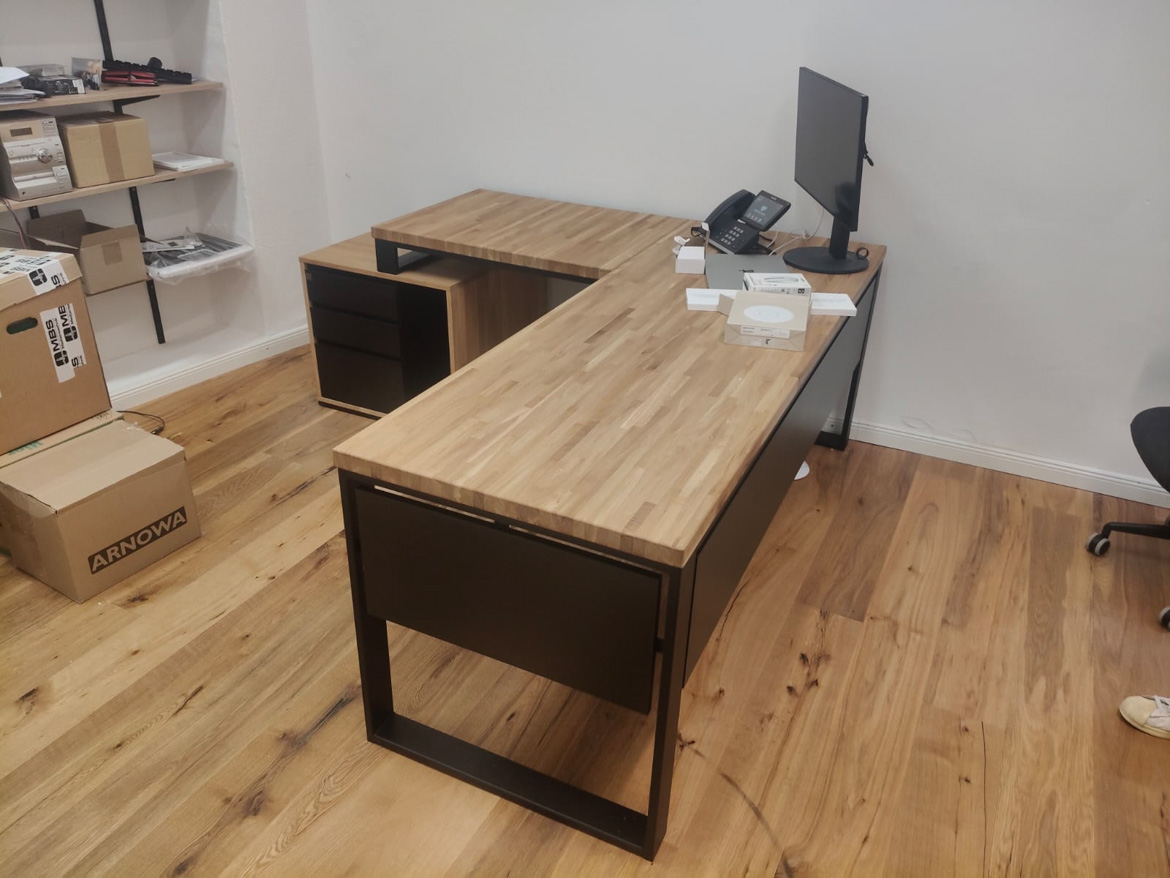Biurko narożne z kontenerkiem dla gabinetu specjalistycznego w Bayreuth