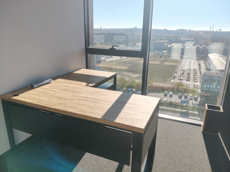 Biurko narożne z kontenerkiem dla kancelarii GC Adwokaci w Czeladzi