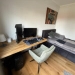 Biurko z elektryczną regulacją wysokości do pokoju nastolatka w Poznaniu