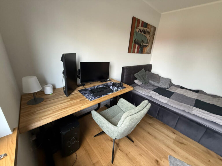 Biurko z elektryczną regulacją wysokości do pokoju nastolatka w Poznaniu