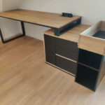 Biurko z kontenerkiem i kwietnikiem dla biura Vermögensberatung w Bensheim w Niemczech