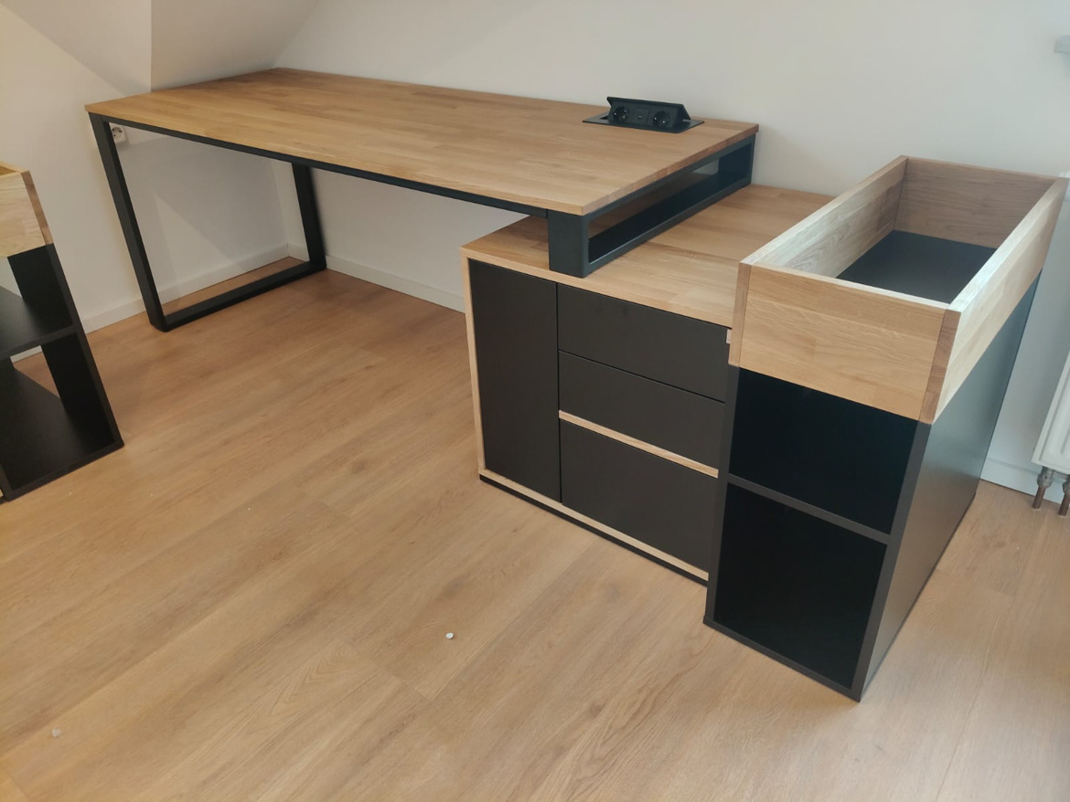 Biurko z kontenerkiem i kwietnikiem dla biura Vermögensberatung w Bensheim w Niemczech