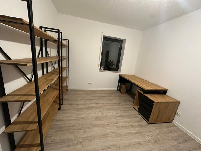 Biuro z regałami i biurkiem dla Klienta z Niemiec