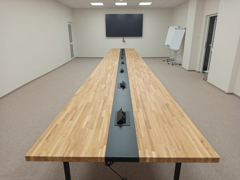 Duży stół konferencyjny 800x120 cm dla firmy KROBEL-BUD w Starachowicach