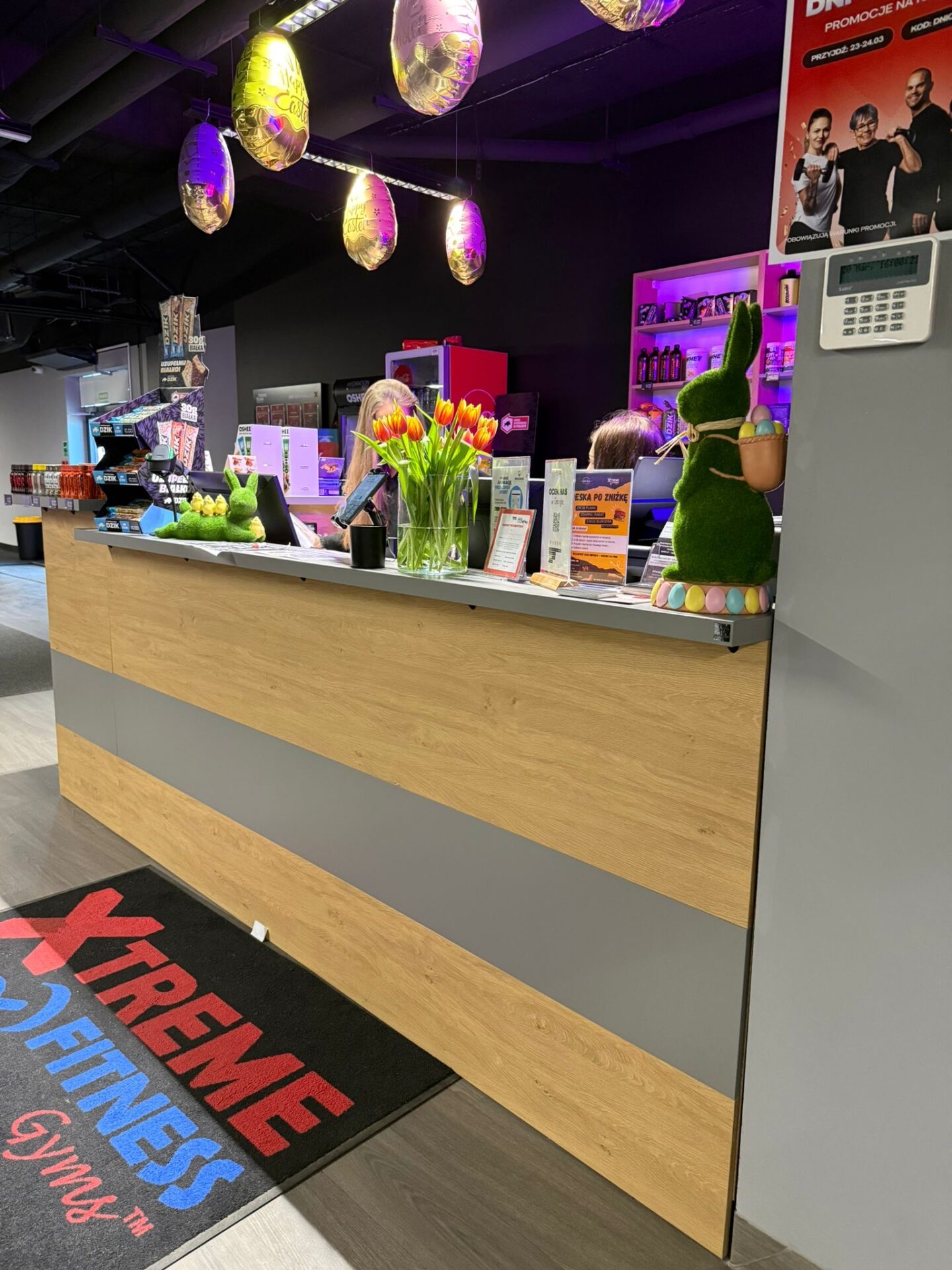 Lada do recepcji fitness z miejscem na produkty Xtreme Warszawa