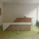 Lada recepcyjna z lamelami dla salonu aparatów słuchowych w Kirchheimbolanden (Niemcy)