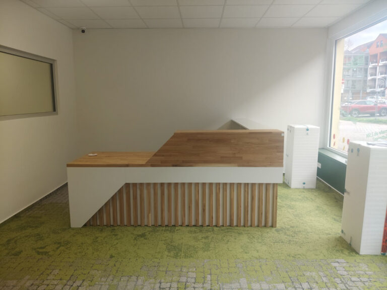 Lada recepcyjna z lamelami dla salonu aparatów słuchowych w Kirchheimbolanden (Niemcy)