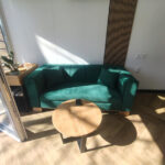 Strefa wypoczynku z sofą w kolorze butelkowej zieleni dla firmy PORT ROLniczy w Świdnicy